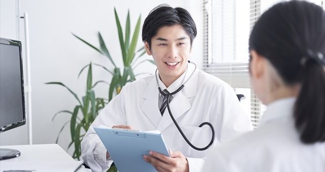 留学日本必须了解的日本国民健康保险制度 13 日本医生在医院医疗。